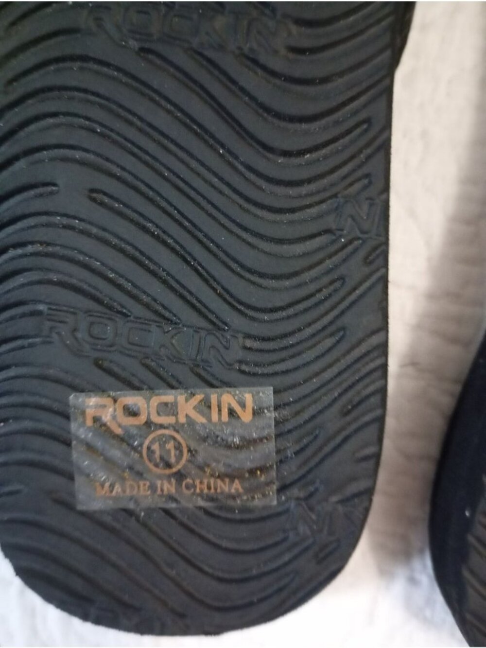 NWT Rockin Black Flip Flops Size 11 With Textured Straps & Comfortable Sole - Picture 4 of 5